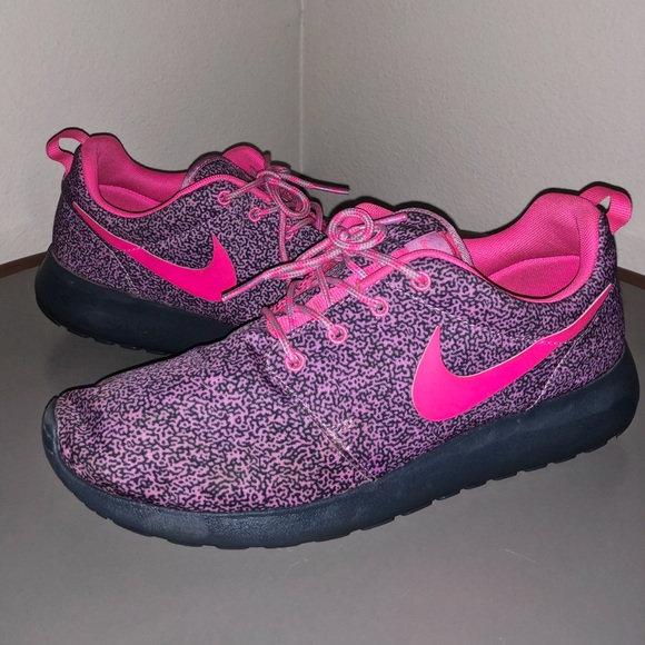 Nike Shoes - Nike Roshe
